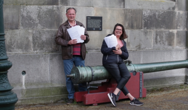Bleeker zamelde samen met Jaap de Munnik handtekeningen in tegen afsluiting Melkmarkt voor het verkeer.