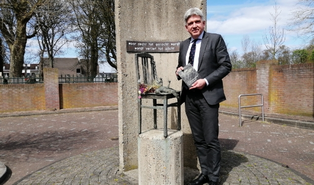 <p>Wimar Jaeger bij het monument in Oostzaan. In zijn handen het boek 'De verzetsstrijders van Gouwpark', een uitgave van Contactgroep Verzetsgepensioneerden Zaanstreek-Waterland en Zaansverzet. Schrijvers: Erik Schaap en Josephus Swolfs.</p>