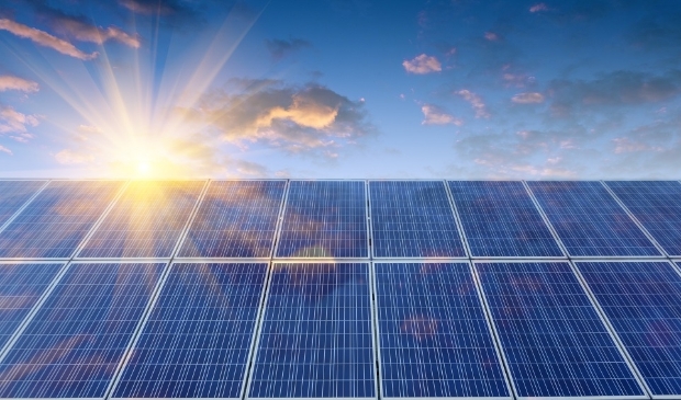 <p>Alle (grote) daken vol zonnepanelen. Dat is de doelstelling.</p>