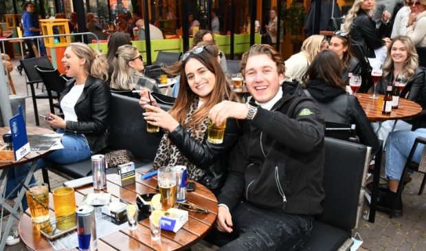 <p>Proost! De sfeer zat er gelijk goed in. </p>
