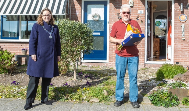 <p>Burgemeester Judith Michel bij Dirk Breet, benoemd tot lid in de Orde van Oranje-Nassau. </p>
