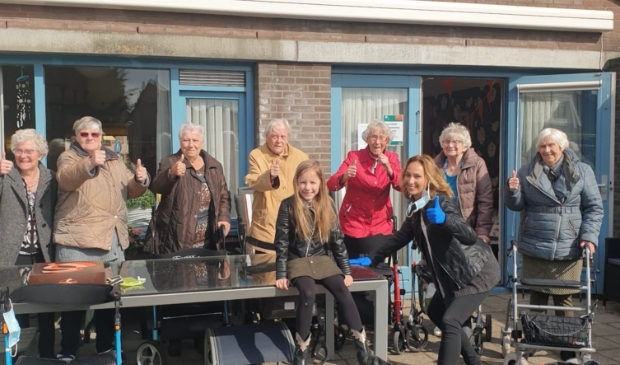 <p>Pleun en haar moeder José bij de zeven ouderen van Kleinschalig Wonen 1.</p>
