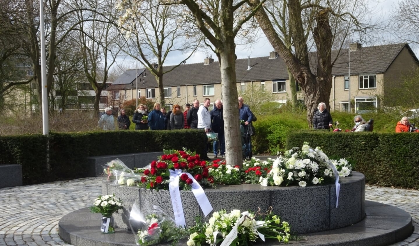 Veel bloemen ter nagedachtenis aan de slachtoffers. 