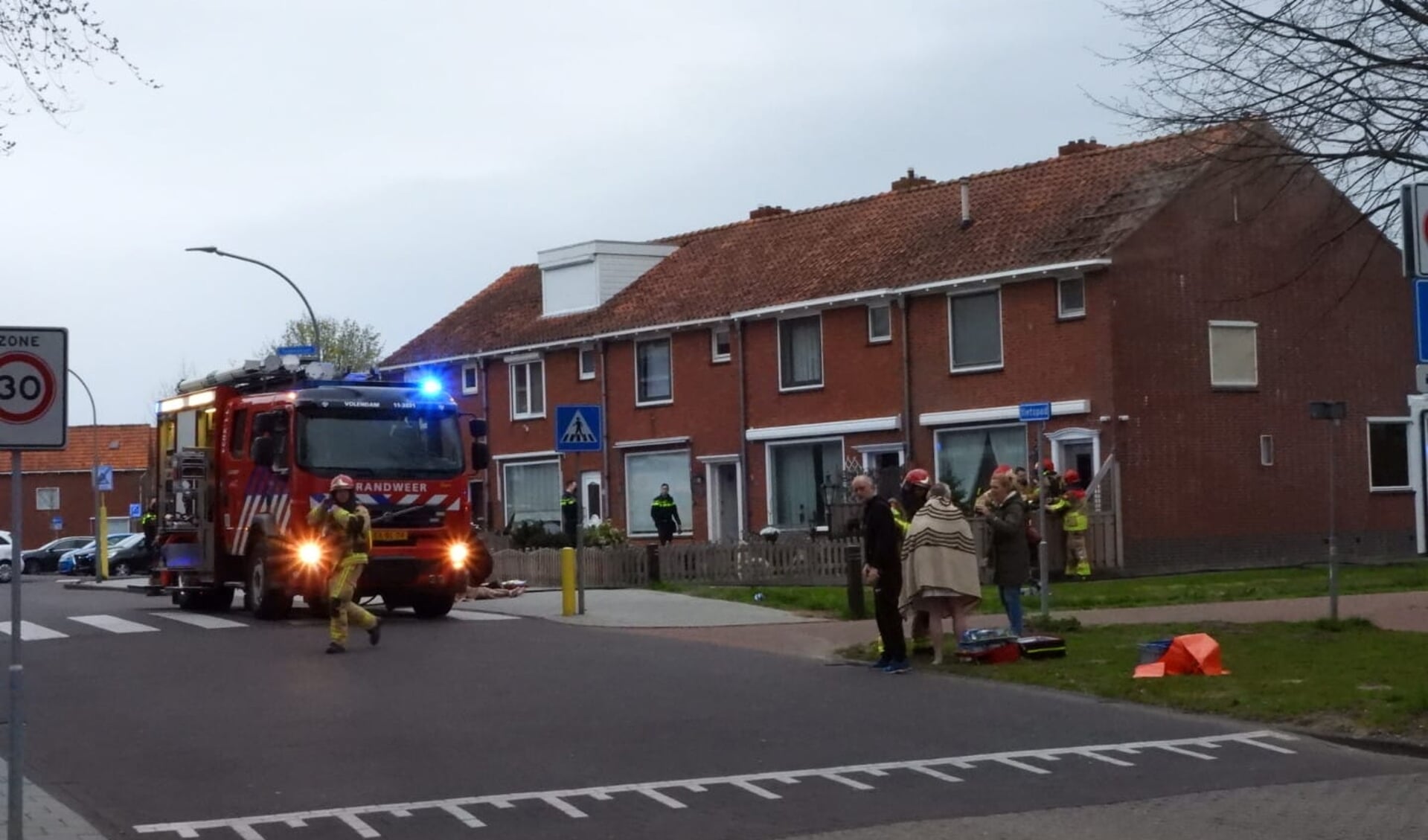 80-jarige vrouw deed spiritus door de brievenbus bij buren in de Burgemeester van Baarstraat in Volendam. 
