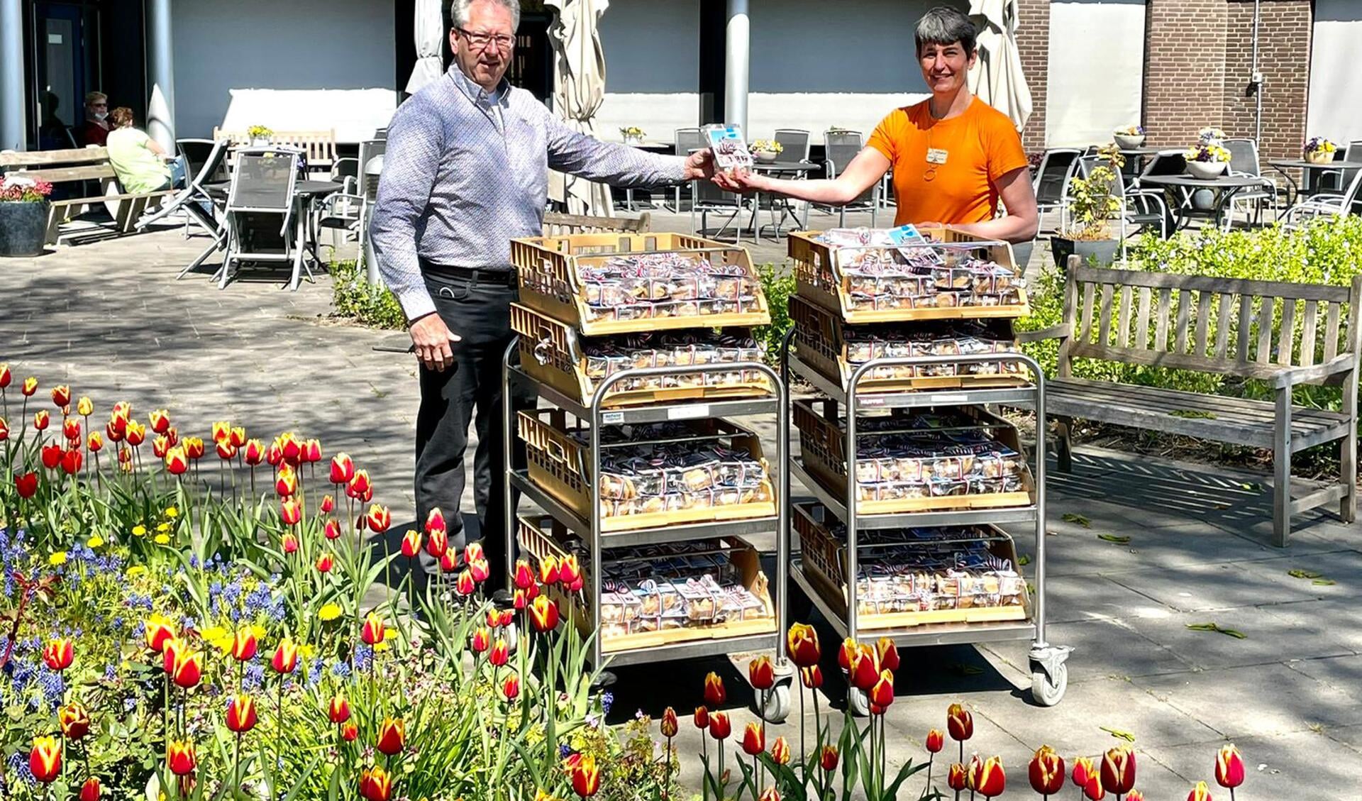 Rotaryclub Monnickendam deelde koekjes uit op Koningsdag aan de medewerkers van Swaensborch. "Een blijk van waardering voor hun inzet."