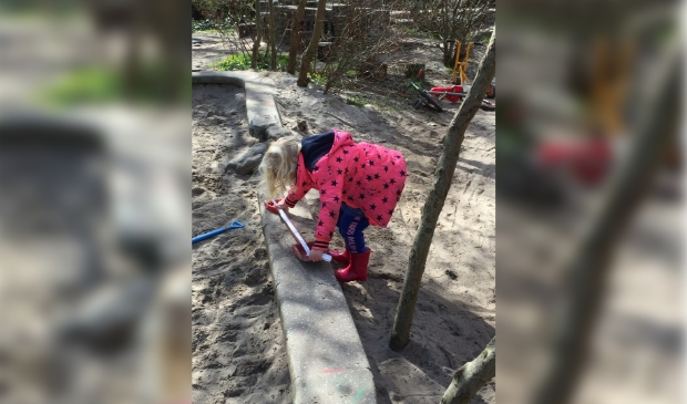 <p>Dinsdag 13 april kregen leerlingen buiten les: hoe lang is de zandbak?</p>