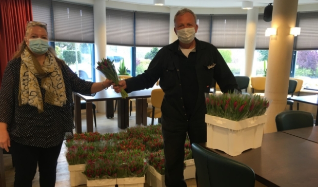 <p>Van Diepen geeft belangeloos bloemen weg.</p>