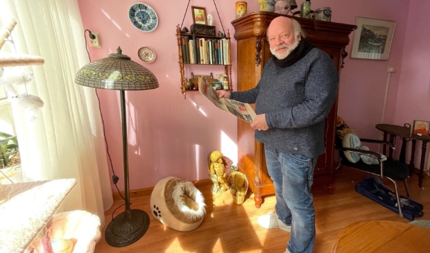 <p>Cees Rondél met een oude uitgave van Den Helder op Zondag.</p>