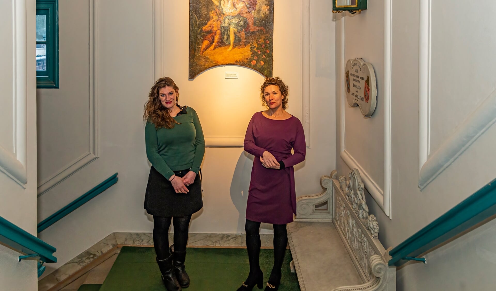 Conservatoren Sophie van Gulik en Julie Hengeveld in het Edams Museum. 