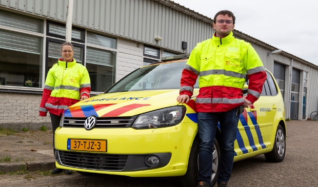 <p>Twee leden van de reddingsbrigade Callantsoog, Lacina Thirij en Rick van Kampen.</p>