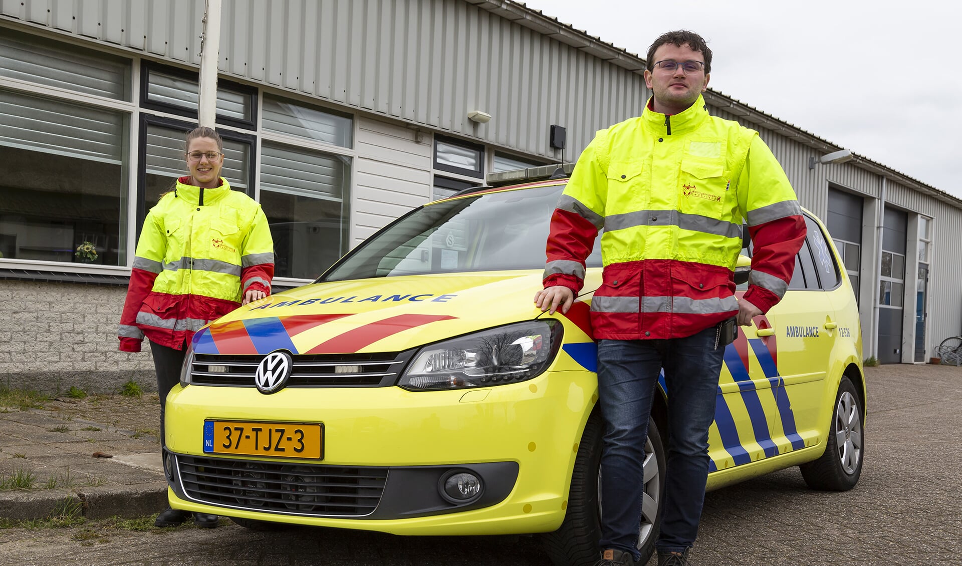 Twee leden van de reddingsbrigade Callantsoog, Lacina Thirij en Rick van Kampen.