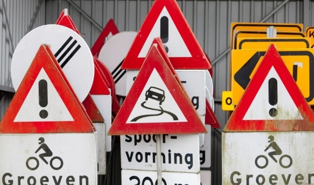 <p>Verkeerborden van rijstevlies, bereklauw en hennep, 1 april is als dag waarin je elkaar in de maling mag nemen toch echt voorbij. De borden worden echt gemaakt van dit soort materialen. </p>