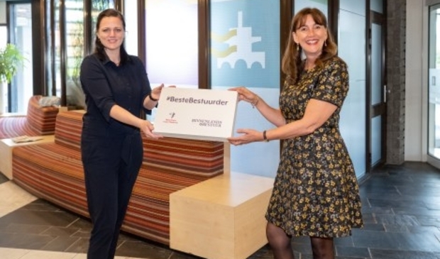 <p pstyle="PLAT">Wethouder Marja Ruigrok ontvangt het certificaat Beste Lokale Bestuurder 2020 uit handen van Nicolette Ouwerling directeur van Necker en Naem.</p>
