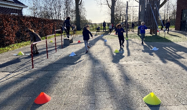 <p>Groep 6 kreeg een werkwoordenestafette.</p>