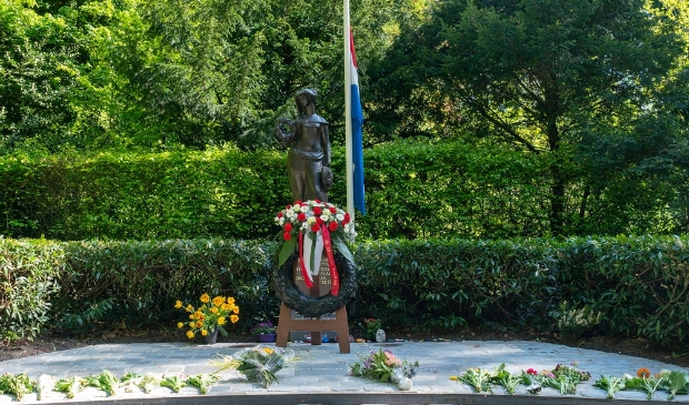 <p>Het oorlogsmonument aan de harddraverslaan</p>