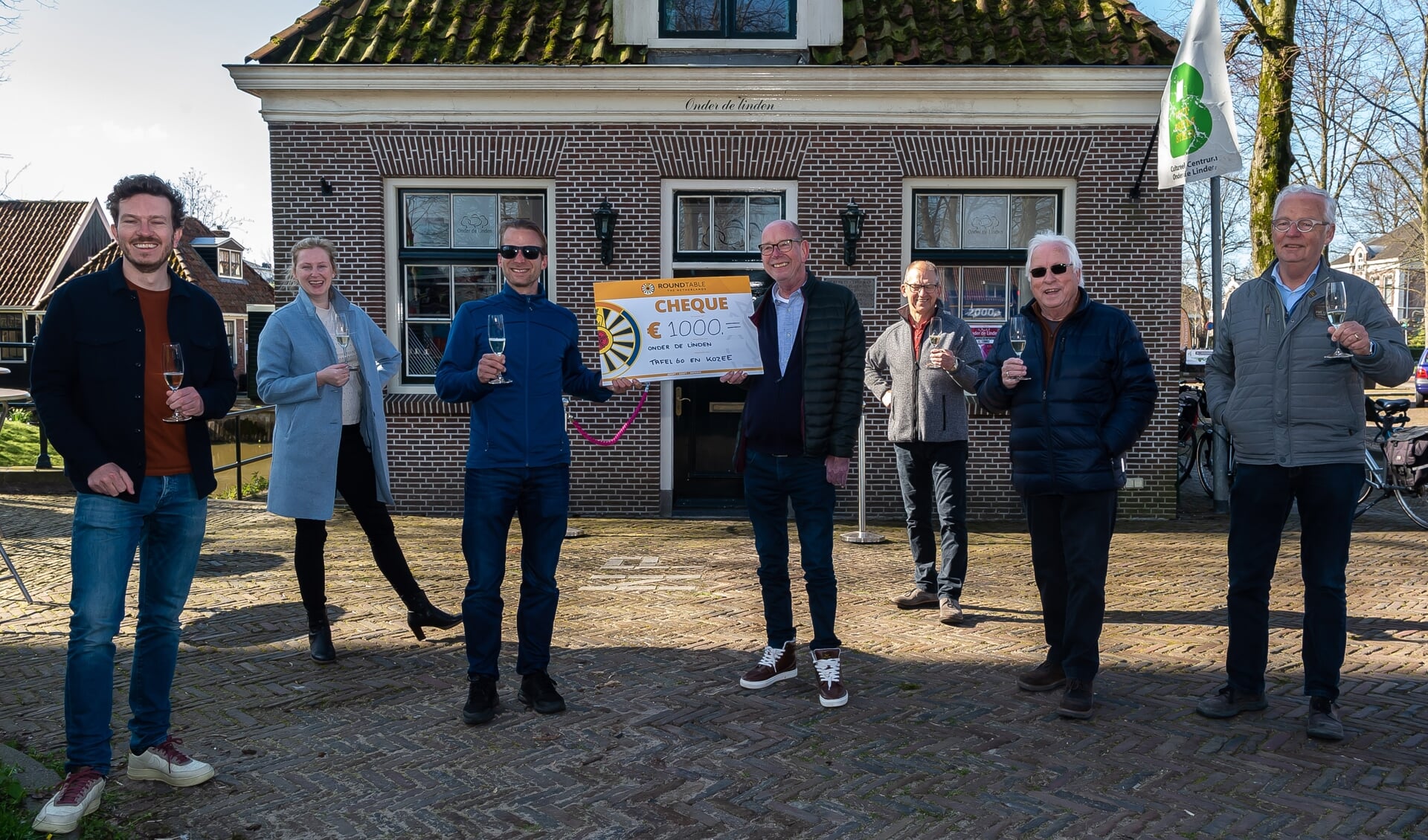 V.l.n.r. Pieter Rijser (Round Table), Marjolein de Reus (Kozee), Dave Breebaart (Round Table), Dick Bart (voorzitter), Kees van Gelder, Jaap Dik en Hans Erkamp. 