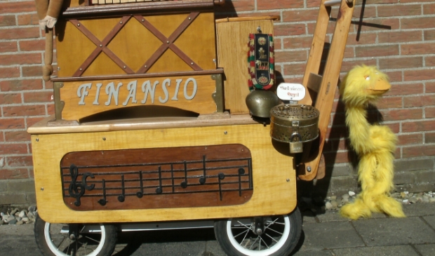 <p>Het orgeltje van de heer Hulle (niet geheel afgebeeld).</p>