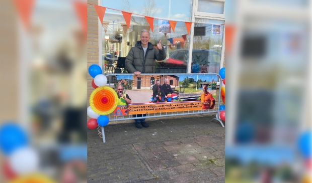 <p>John Kok is blij met zijn lintje. </p>