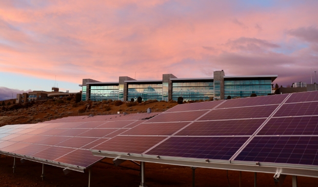 <p>Zonnepanelen leveren op de lange termijn veel op. </p>