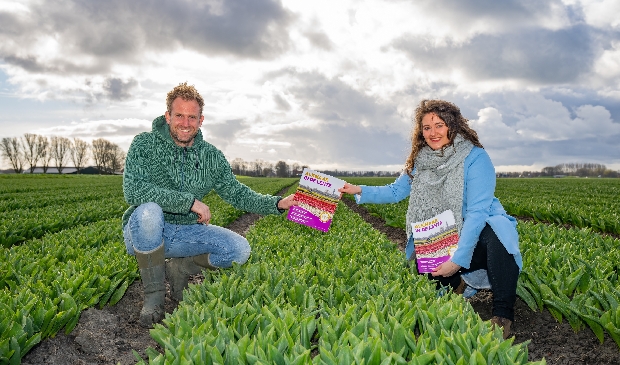 <p>Boer Tom neemt Alkmaar Prachtstad-Lentemagazine in ontvangst.</p>