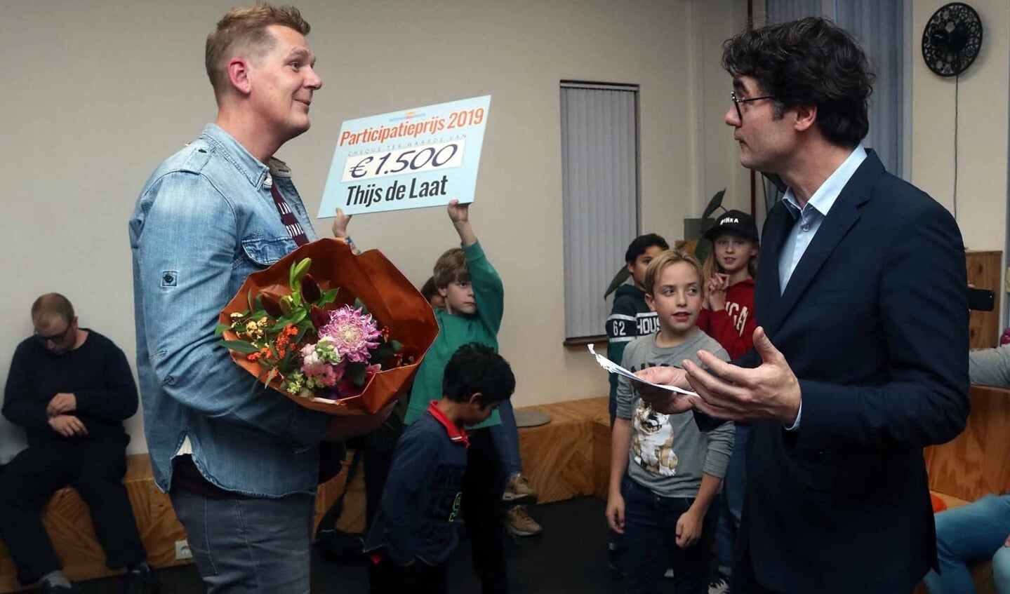 Winnaar Thijs de Laat ontvangt de prijs van wethouder Merijn Snoek.