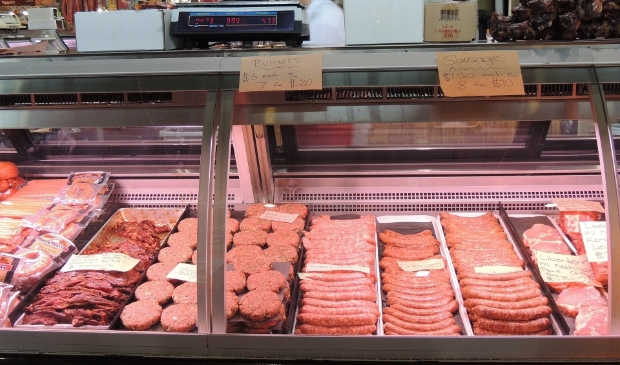 <p>Diverse vleesproducten uit schappen bij supermarkt Dirk.</p>