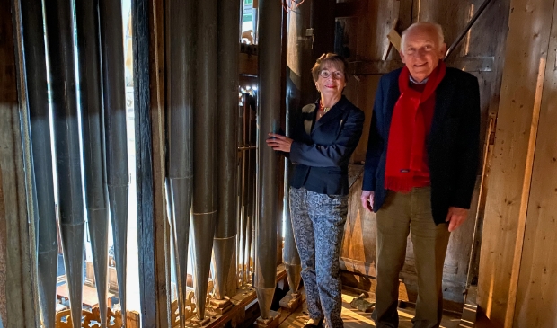 <p>Tineke van der Linden en Richard Lijnsvelt staan achter het orgelfront van de Westerkerk, in het orgelgedeelte dat opgevuld moet worden met nieuwe orgelpijpen.</p>