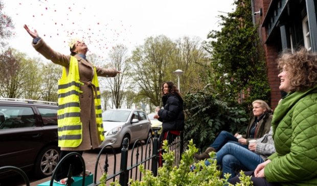 <p>Een voorstelling aan de deur.</p>