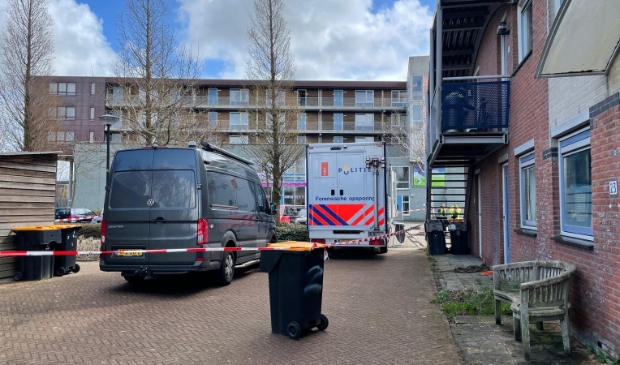 <p>De politie doet onderzoek na het aantreffen van een overleden persoon.</p>