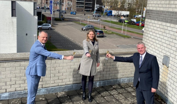 <p>Een toast na de ondertekening van de uitvoeringsovereenkomst. Van links naar rechts: Gerard Slegers, wethouder Verkeer gemeente Zaanstad, Rosemarijn Dral, wethouder Verkeer gemeente Oostzaan en Jeroen Olthof, gedeputeerde verkeer Provincie Noord-Holland.</p>