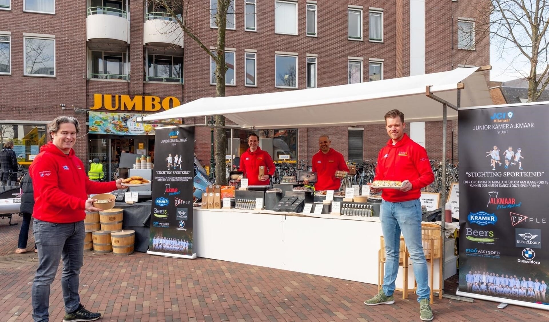De mannen van van serviceclub JCI Alkmaar (Juniorkamer Alkmaar) staan al vier weken met eigen kraampje op de Paardenmarkt. 