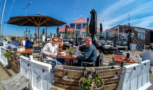 <p class="ONDERSCHRIFT" pstyle="ONDERSCHRIFT">De eerste gasten namen woensdag even na 12.00 uur al bezit van het terras bij Havenrijk.</p>