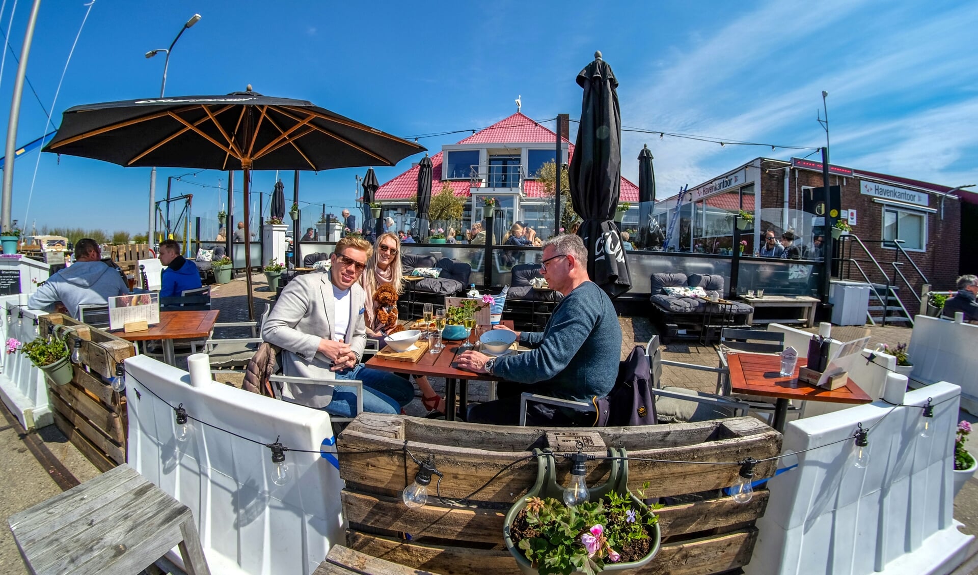 De eerste gasten namen woensdag even na 12.00 uur al bezit van het terras bij Havenrijk.