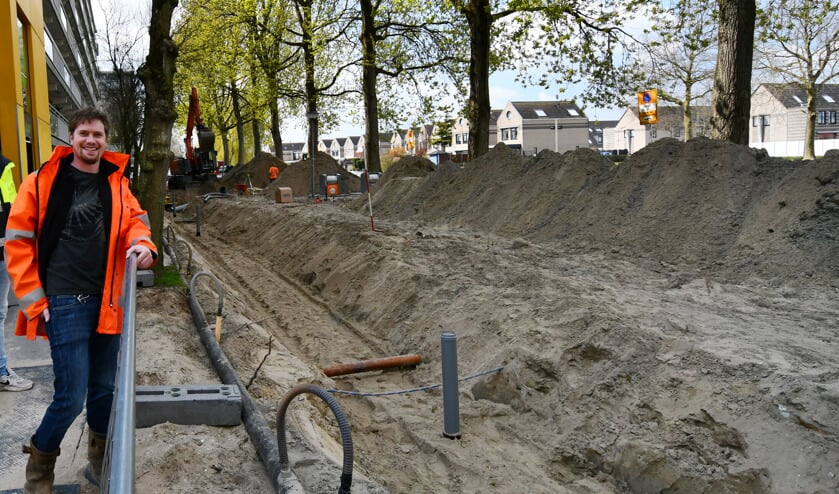 Projectleider Timo Schoen met op de achtergrond de graafmachine op blauwe diesel.