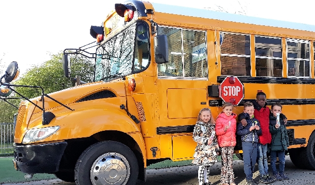 <p>Leerlingen van groep 3 brengen een bezoekje aan de Poetsbus op het plein van Otterkolken. </p>