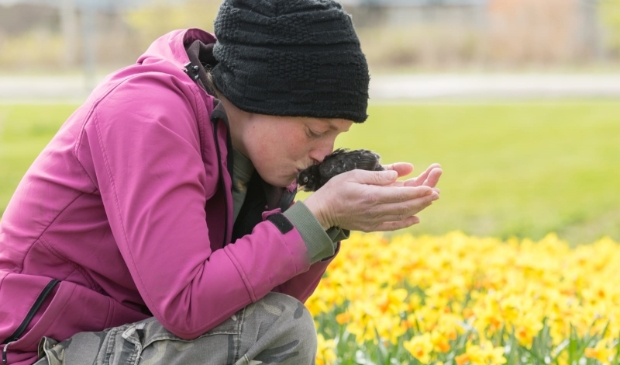 <p>Denise met haar kuiken Doloris.</p>