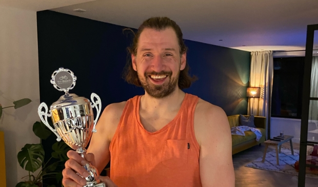 <p>Jeff van Schie met zijn finale beker.</p>