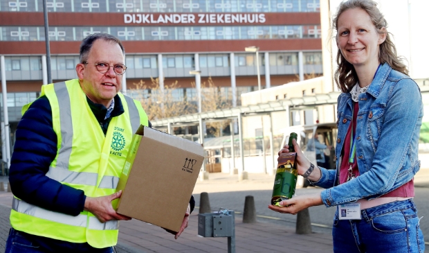<p>Christel Kerssens van het Dijklander Ziekenhuis in Hoorn kreeg het eerste flesje uit handen van Rotarian Kees Oudewortel. </p>