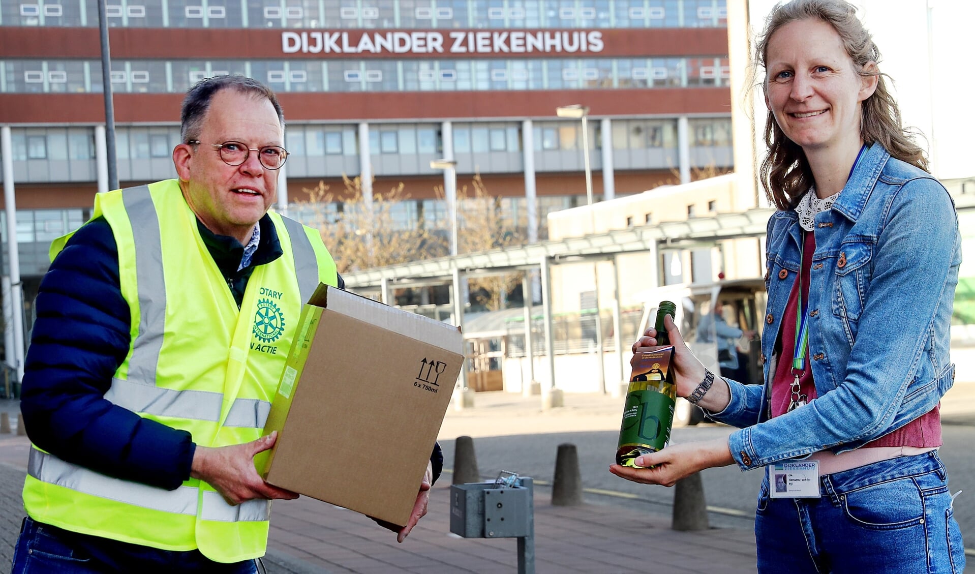 Christel Kerssens van het Dijklander Ziekenhuis in Hoorn kreeg het eerste flesje uit handen van Rotarian Kees Oudewortel. 