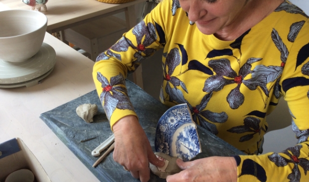 <p>Paulien Hakkert aan het werk in haar atelier.</p>