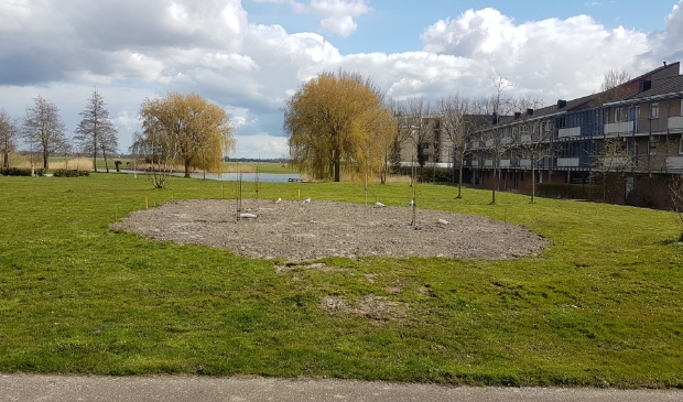 <p>Nu nog kaal, maar hopelijk over een aantal weken staat deze tuin vol met bloemen.</p>