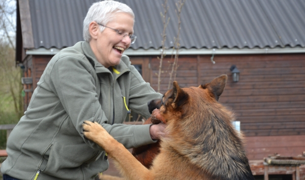 <p>Lies met haar lieve Duitse herder Sem.</p>