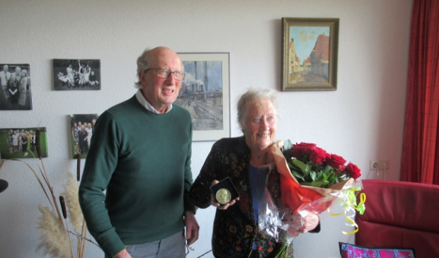 <p>Karla Nijdeken-Brits (rechts) krijgt de Dreespenning vanwege '65 jaar lid van de PvdA'.</p>