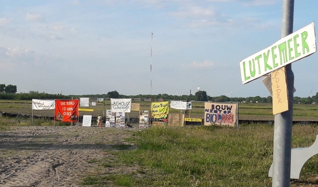 <p>Behoud Lutkemeer blijft doorgaan met protesteren tegen de bouwplannen.</p>