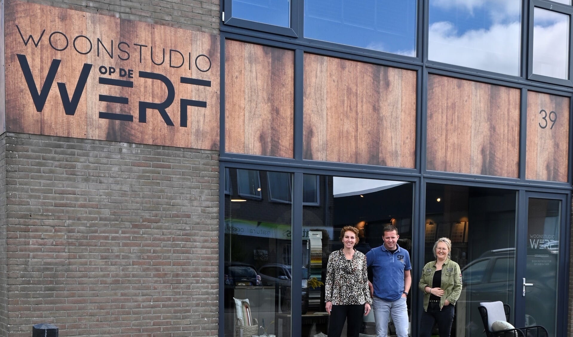 Lekker naar binnen gluren bij ‘Woonstudio op de Werf’ met v.l.n.r. Irene Seuren, Ruud Martens en Ingrid Zonneveld 