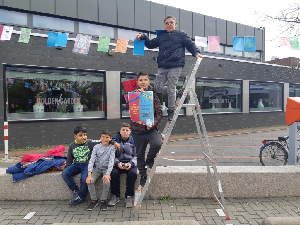 <p>De eerste tweehonderd vlaggetjes zijn opgehangen. Helemaal bovenaan staat Rakan.</p>