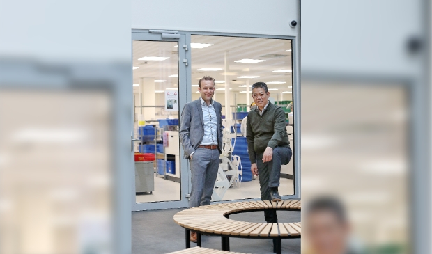 <p>Directeur Chris Sindhunata van SP!ITS Alkmaar (rechts) en Mark Wijte van Klaver Giant Groep. </p>