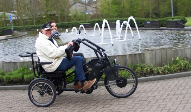 <p>Henk Bohne (bewoner Oudtburgh) met Jacqueline Hoogland (begeleider welzijn)</p>