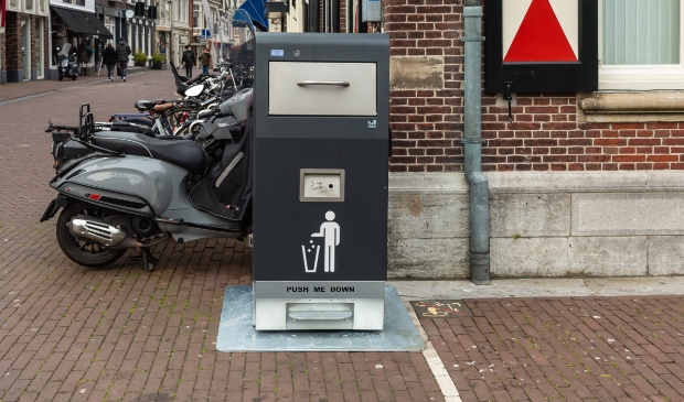 <p>De plek van de prominent aanwezige prullenbak is geen lust voor het oog van kersverse en van de trap afdalende echtparen.</p>
