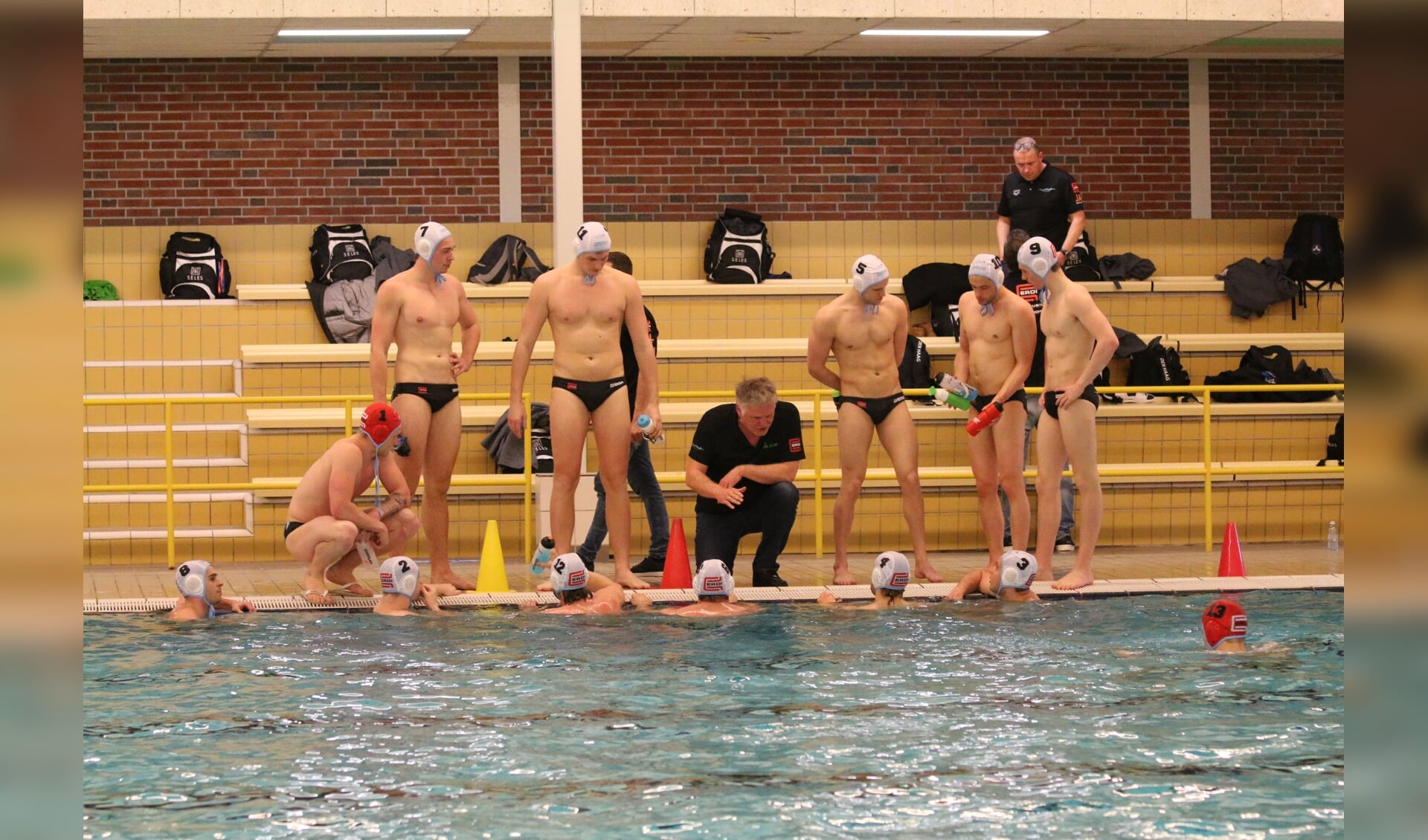 Het heren waterpoloteam van Zv de Zaan in training. 